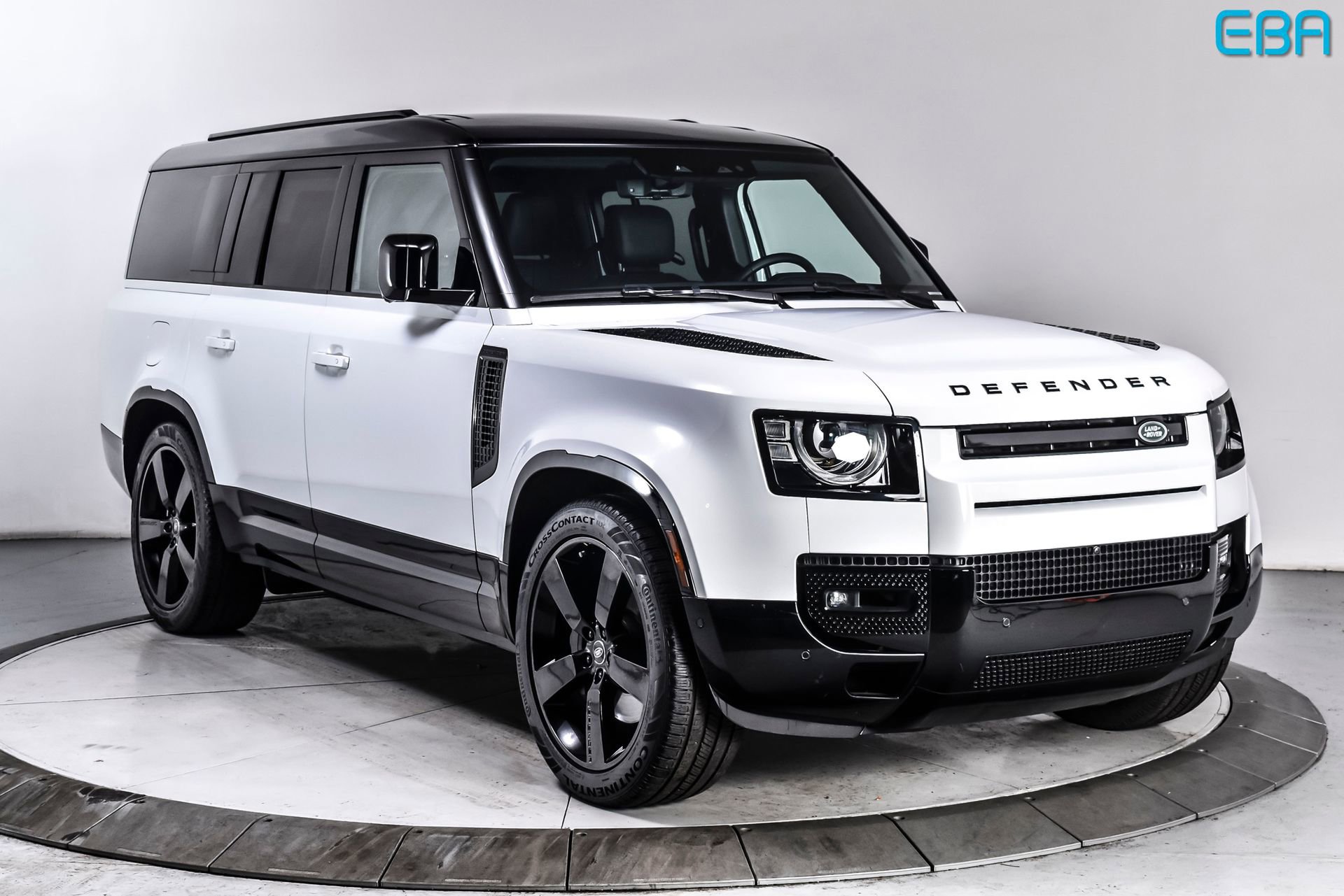 Used 2025 Land Rover Defender 130 X-Dynamic SE AWD/4WD image 1