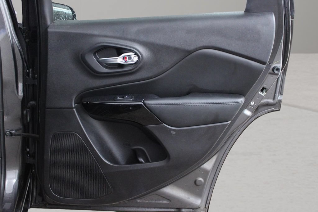 Used 2020 Jeep Cherokee Latitude Plus FWD image 29