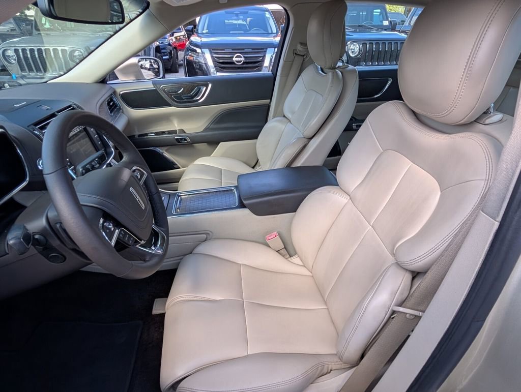 Used 2017 Lincoln Continental Premiere image 10