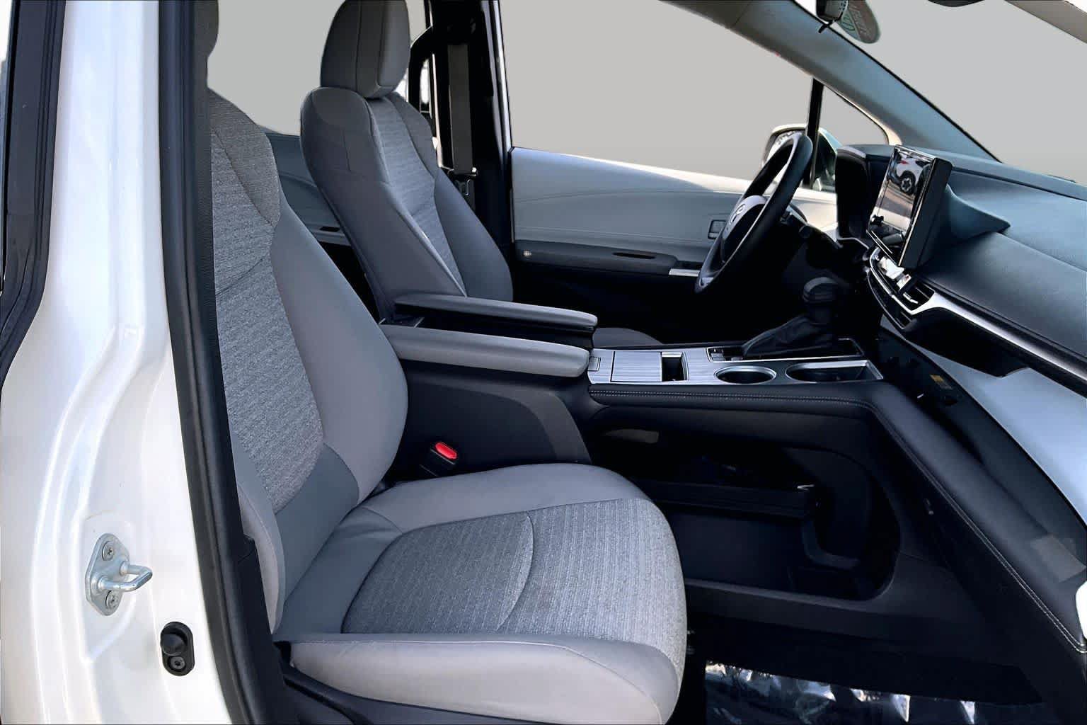 Certified 2025 Toyota Sienna LE FWD image 8