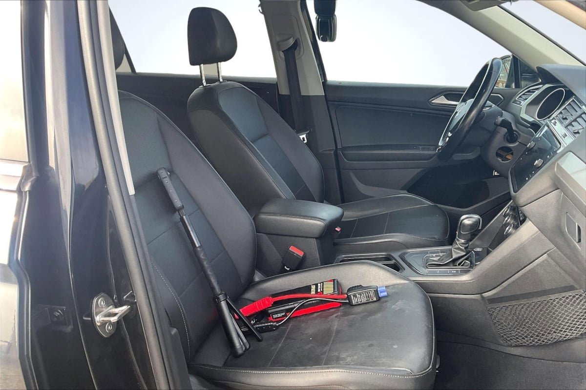 Used 2018 Volkswagen Tiguan SE w/ Panoramic Sunroof Package FWD image 7