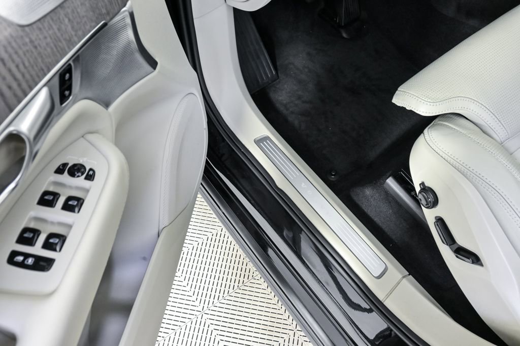 Certified 2024 Volvo XC90 B6 Ultimate w/ Protection Package image 10