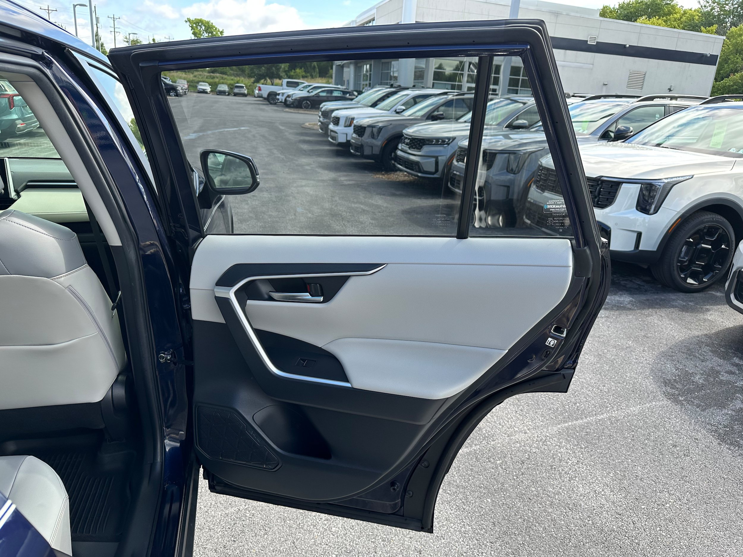 Used 2019 Toyota RAV4 XLE Premium w/ Cold Weather Package AWD/4WD image 16
