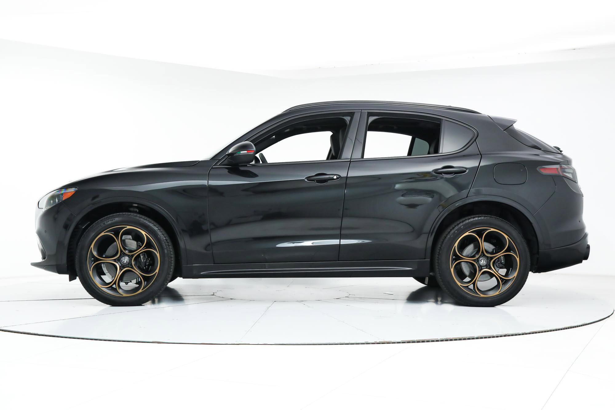 New 2025 Alfa Romeo Stelvio Sprint image 2