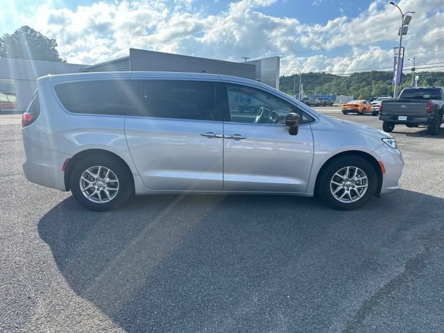 Used 2024 Chrysler Pacifica Touring-L FWD image 4
