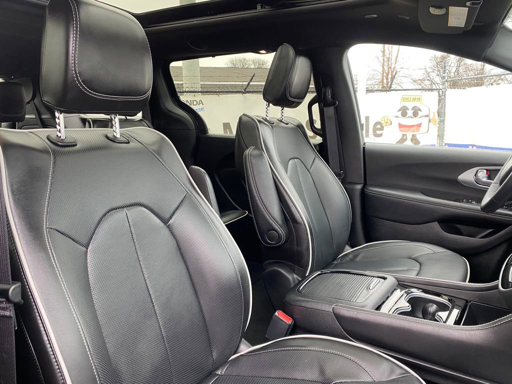 Used 2026 Chrysler Pacifica Limited image 18