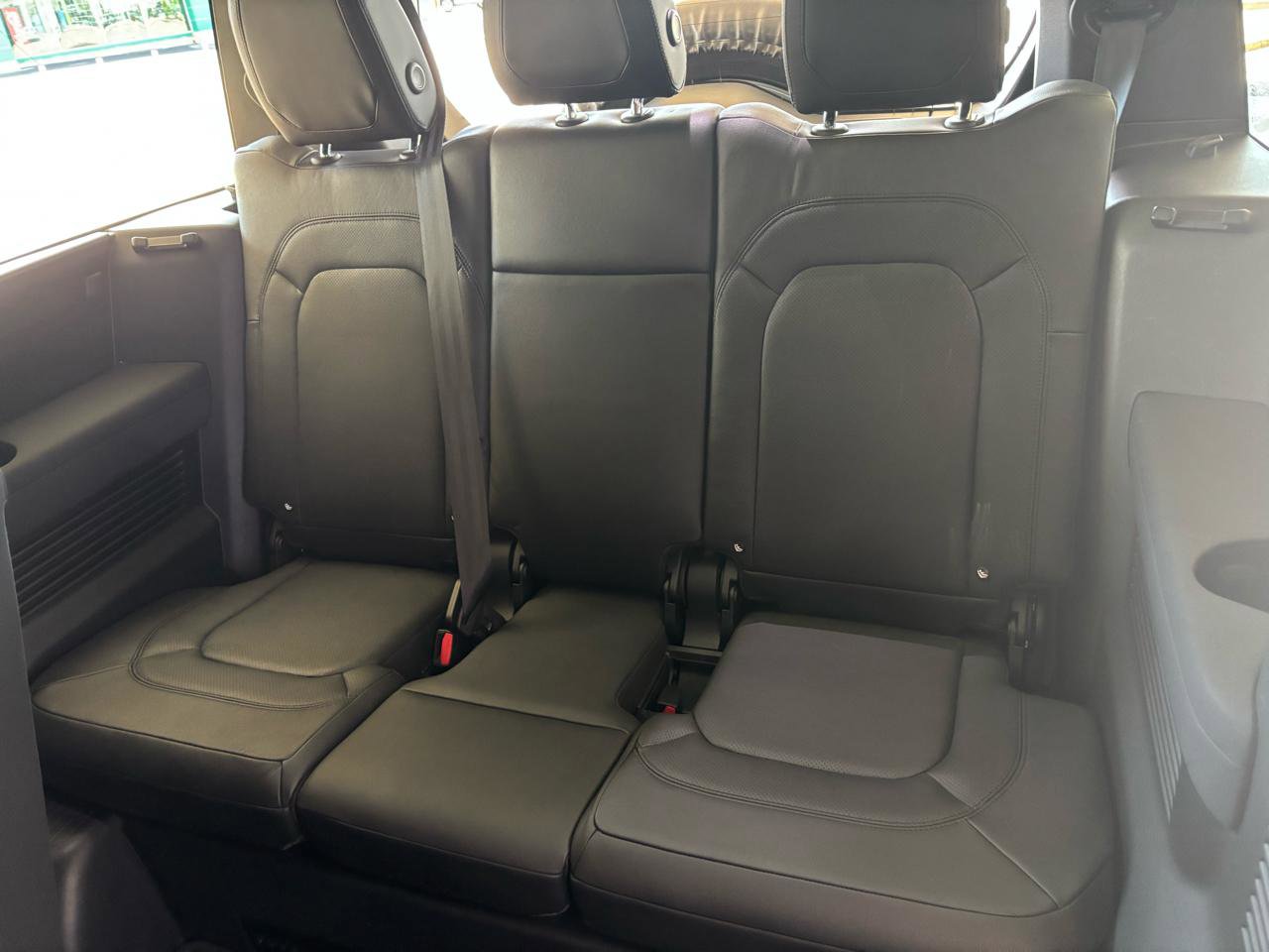 Used 2023 Land Rover Defender 130 SE image 33