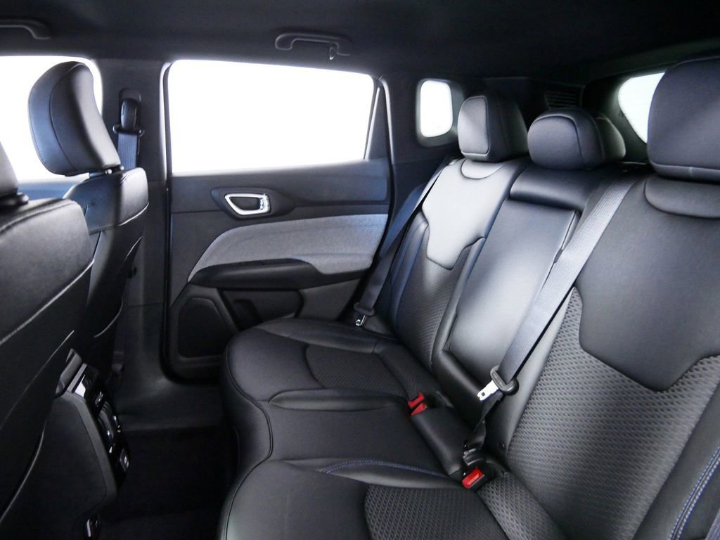 Used 2024 Jeep Compass Latitude image 27