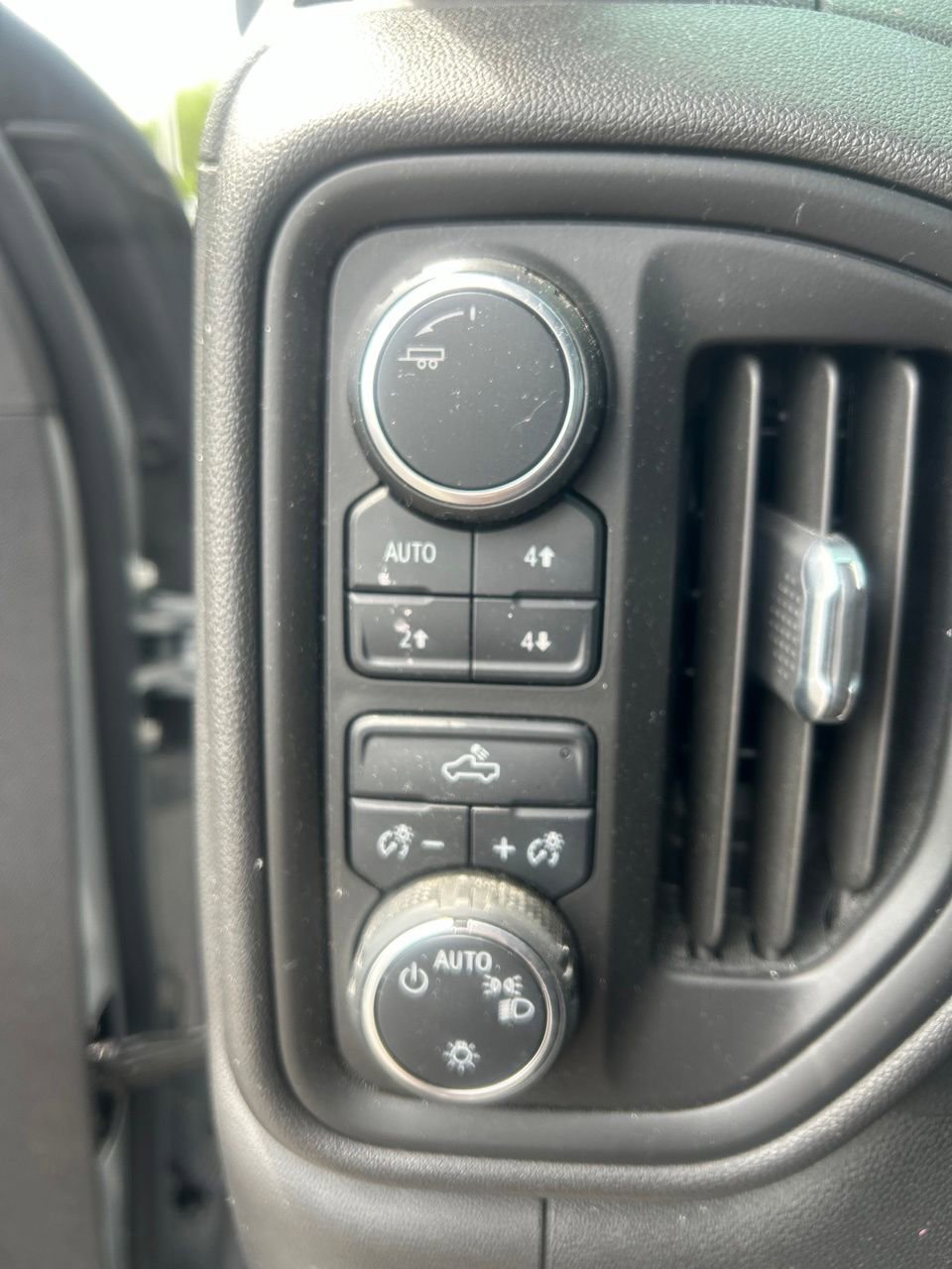 Used 2024 Chevrolet Silverado 1500 Custom Trail Boss w/ LPO, Dark Essentials Package AWD/4WD image 15