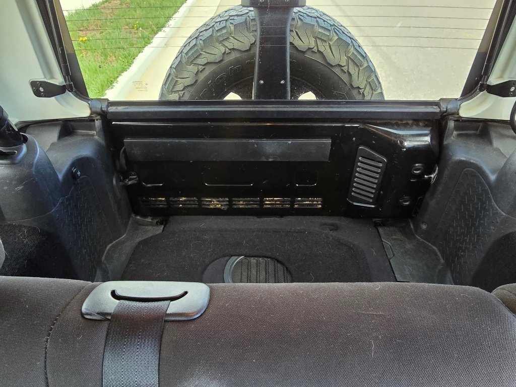 Used 2015 Jeep Wrangler Unlimited Rubicon w/ Connectivity Group image 29