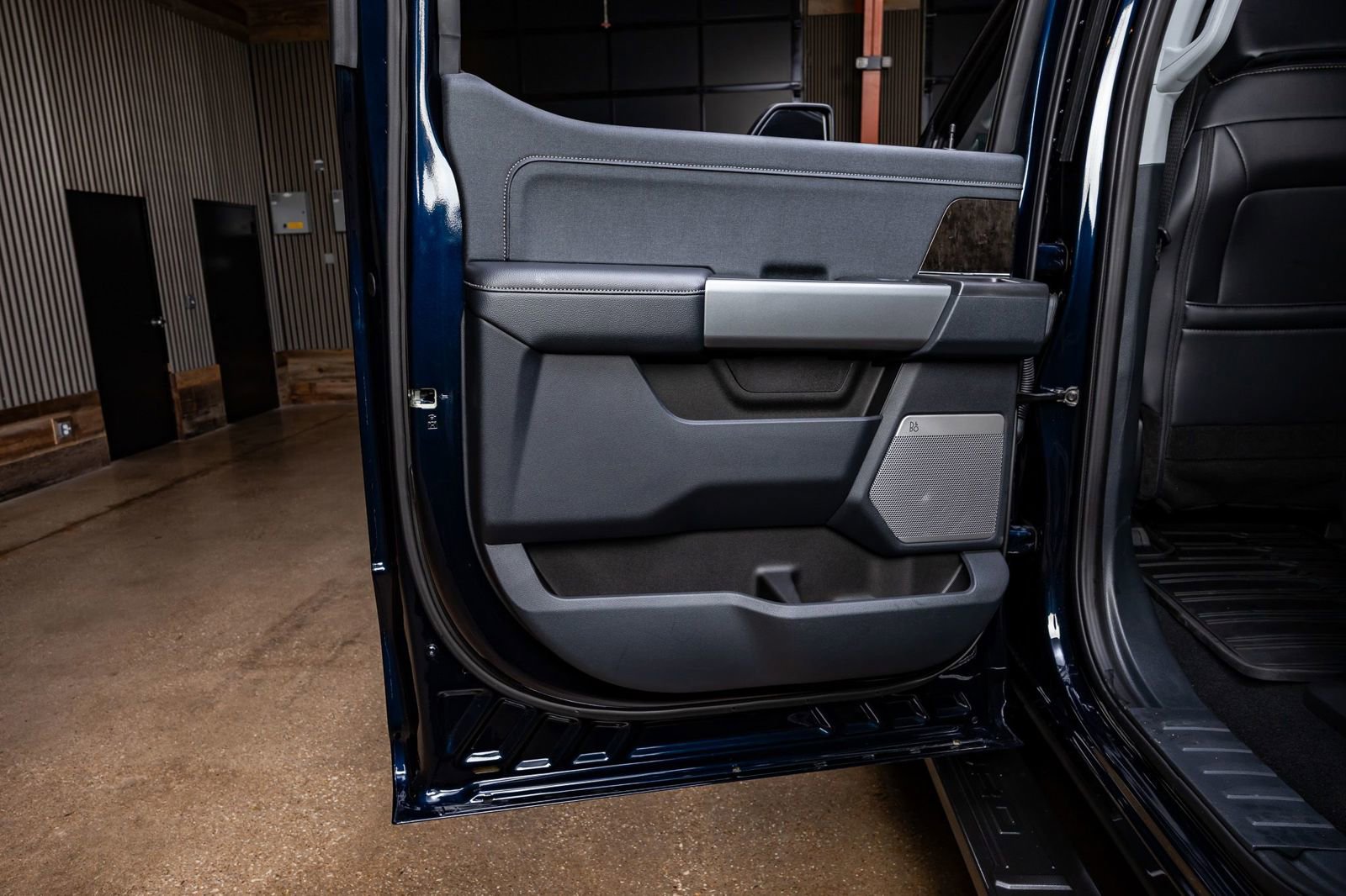 Used 2025 Ford F350 Lariat w/ Black Appearance Package image 38