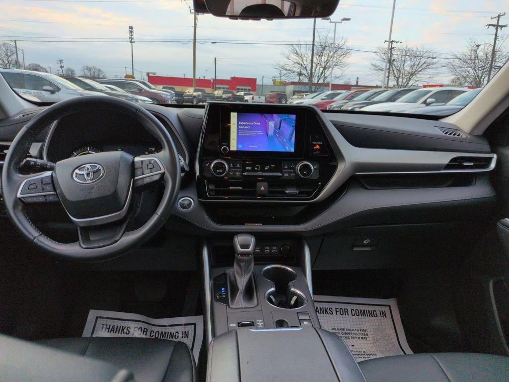 Used 2023 Toyota Highlander XLE image 12