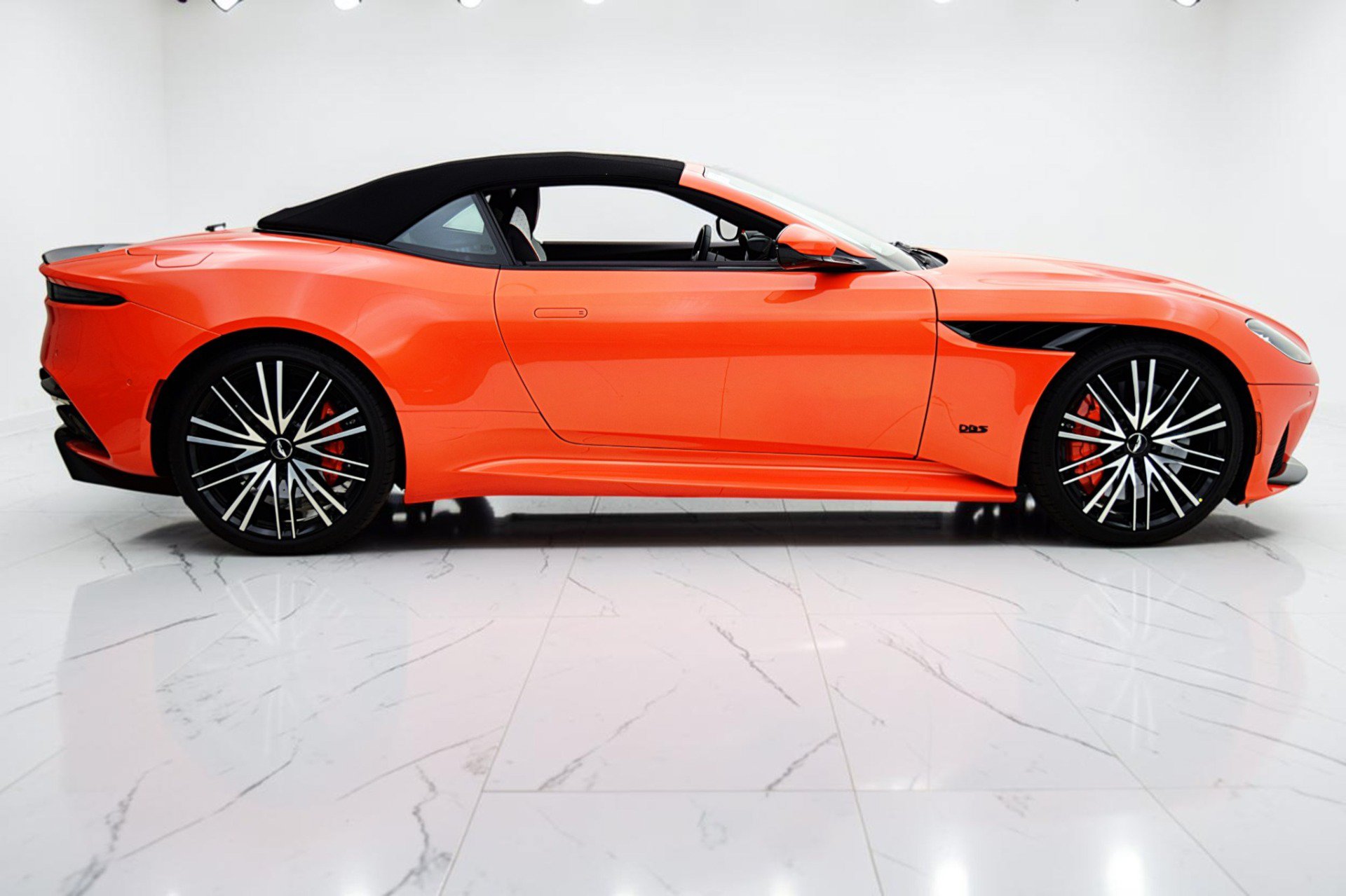 Used 2023 Aston Martin DBS Superleggera Volante RWD image 27