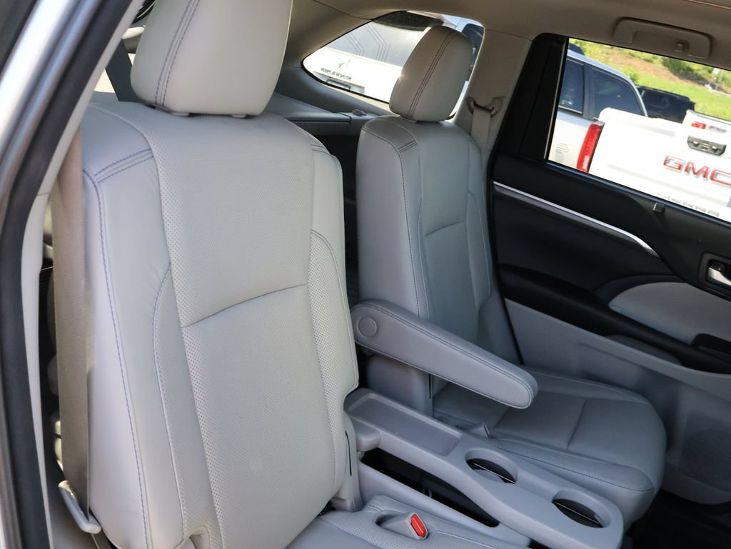 Used 2018 Toyota Highlander Limited Platinum AWD/4WD image 12