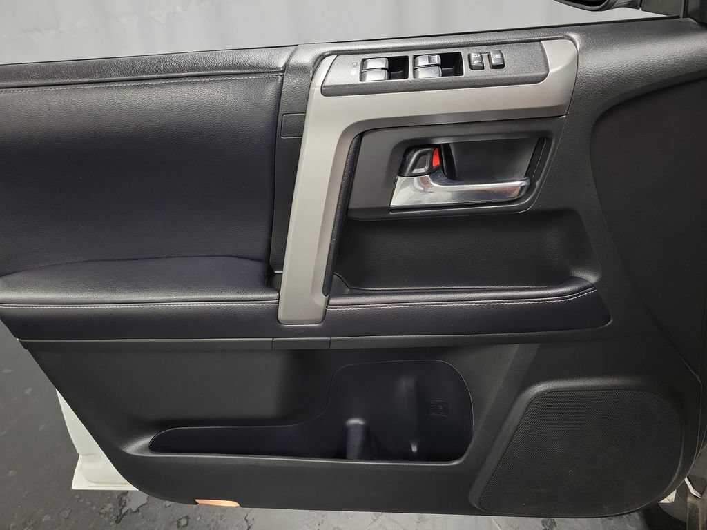 Used 2018 Toyota 4Runner SR5 AWD/4WD image 24
