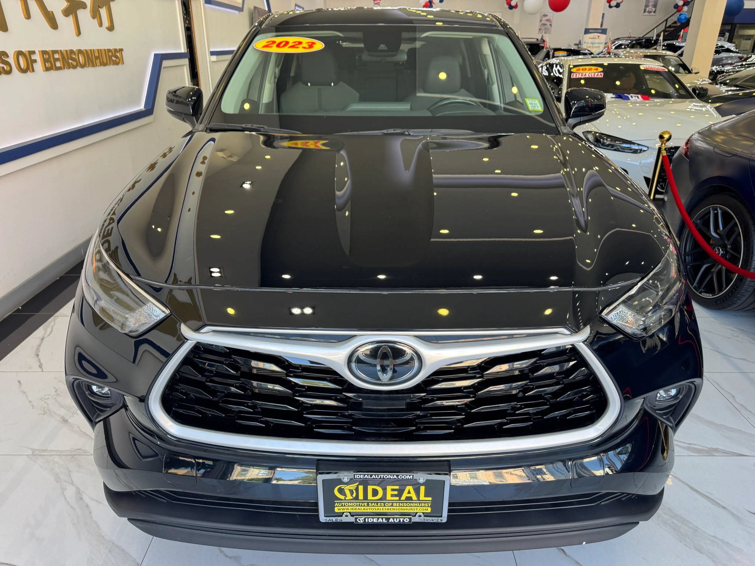 Used 2023 Toyota Highlander LE AWD/4WD image 2