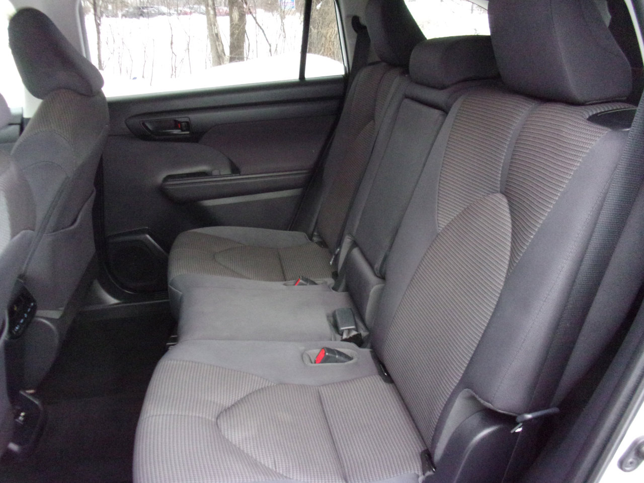 Used 2020 Toyota Highlander LE image 10