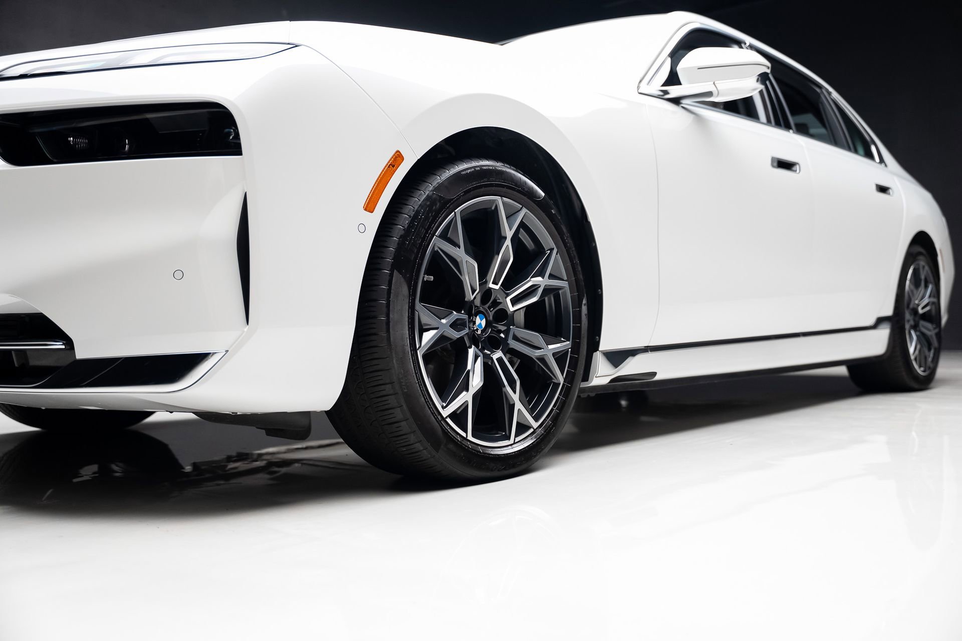 Used 2024 BMW i7 xDrive60 image 76