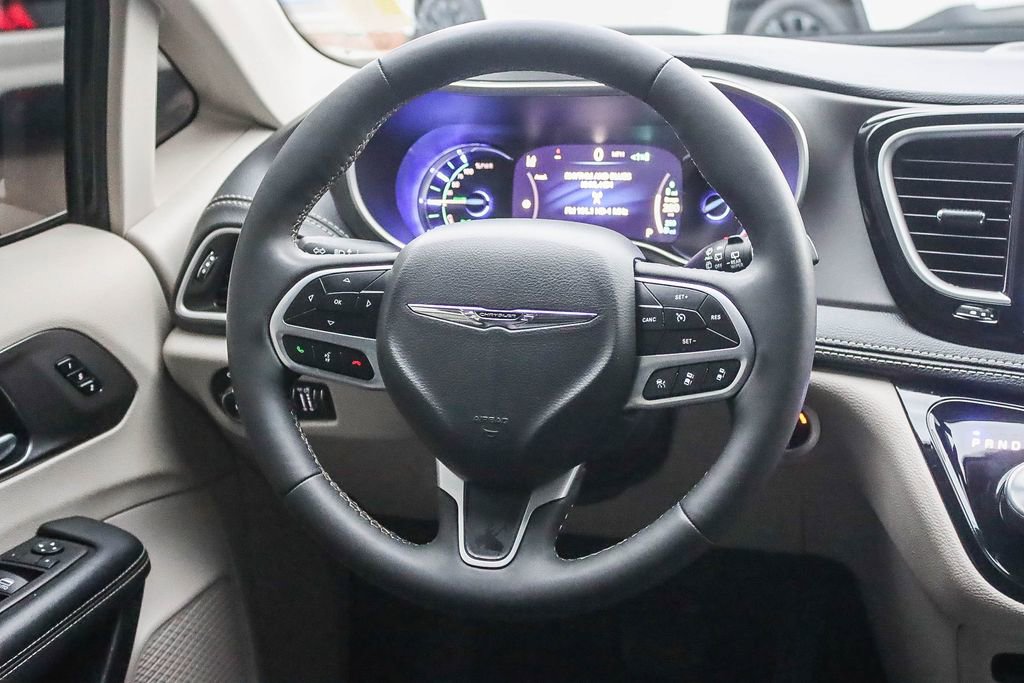 Used 2024 Chrysler Pacifica Select image 23