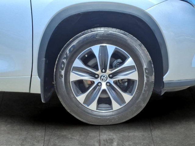 Used 2023 Toyota Highlander XLE AWD/4WD image 9