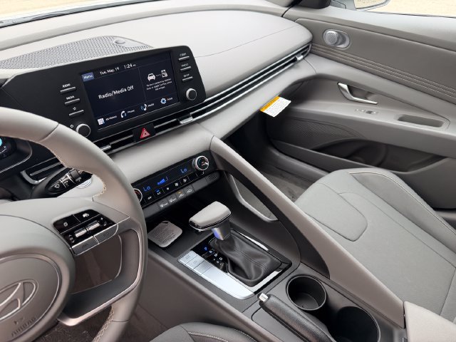 New 2026 Hyundai Elantra SEL Sport FWD image 25