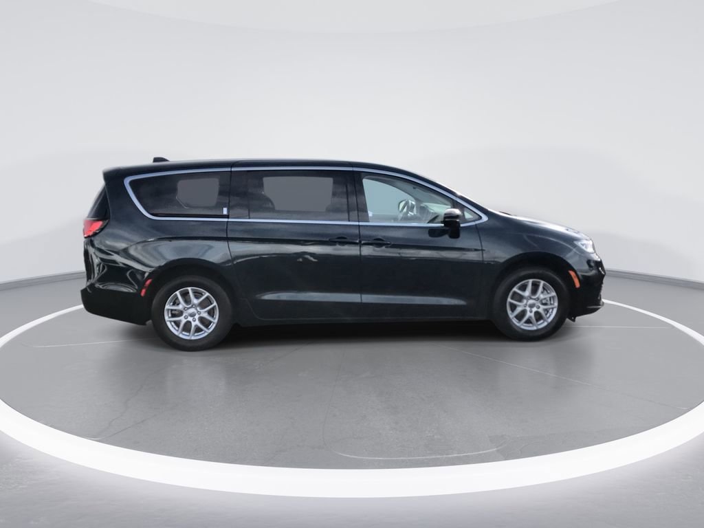 Used 2024 Chrysler Pacifica Touring-L image 9