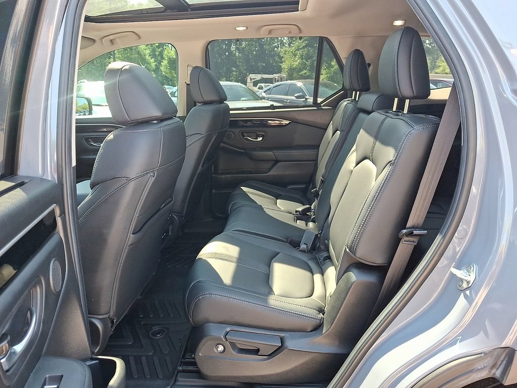 Used 2025 Honda Pilot Touring image 10
