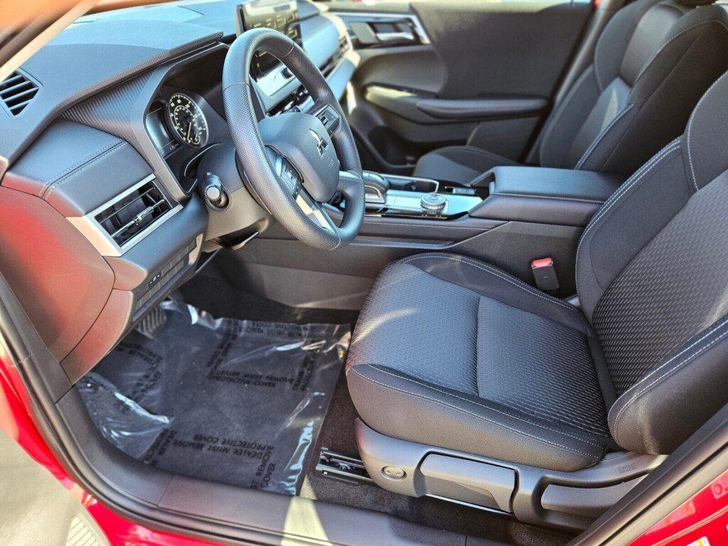 New 2025 Mitsubishi Outlander ES image 18