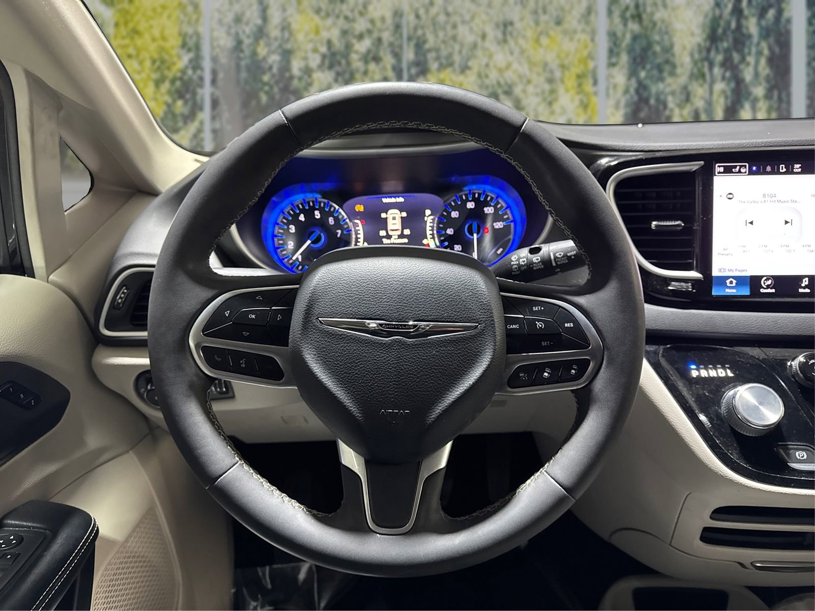 Used 2022 Chrysler Pacifica Touring-L image 18