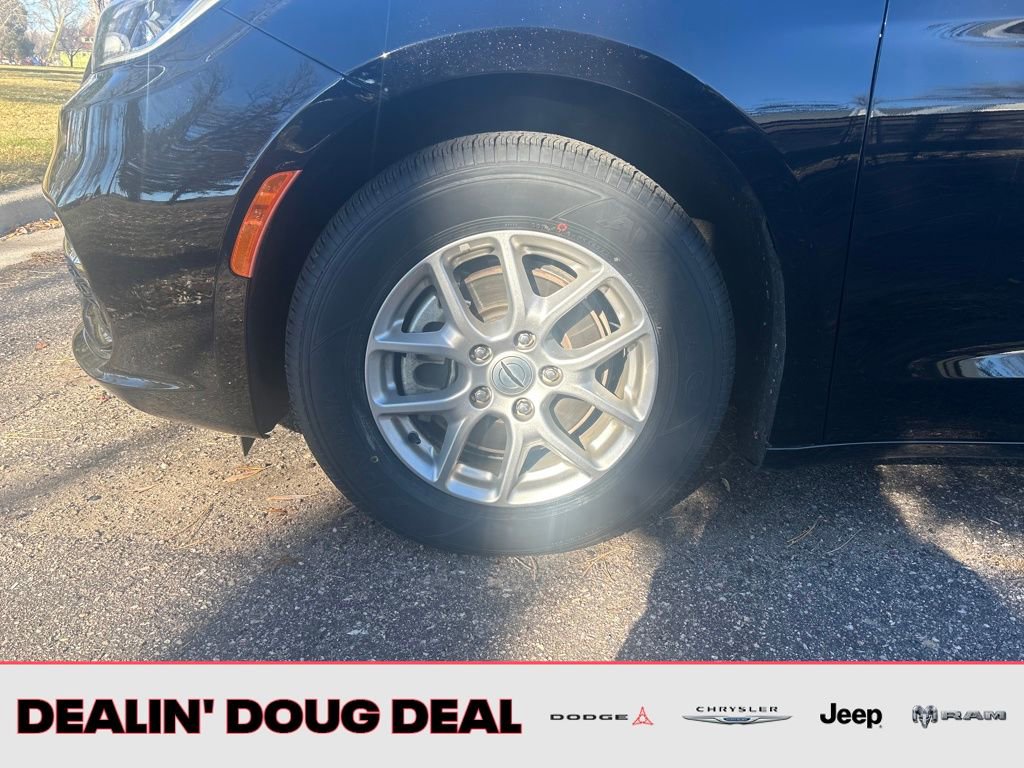 Used 2024 Chrysler Pacifica Touring-L image 25