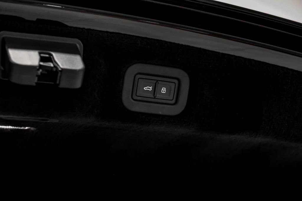 Used 2024 Bentley Flying Spur V8 image 54