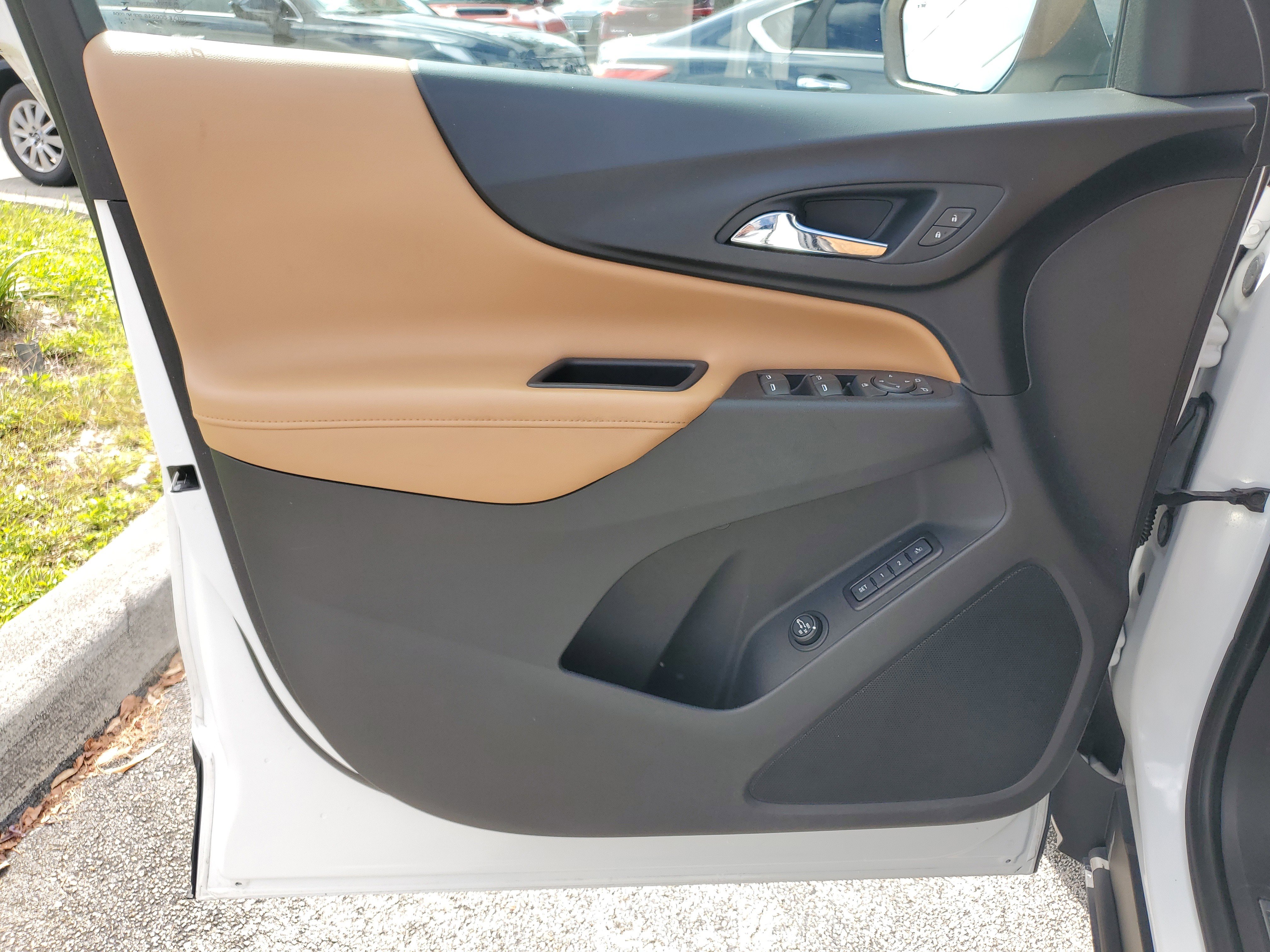 Used 2018 Chevrolet Equinox Premier FWD image 15