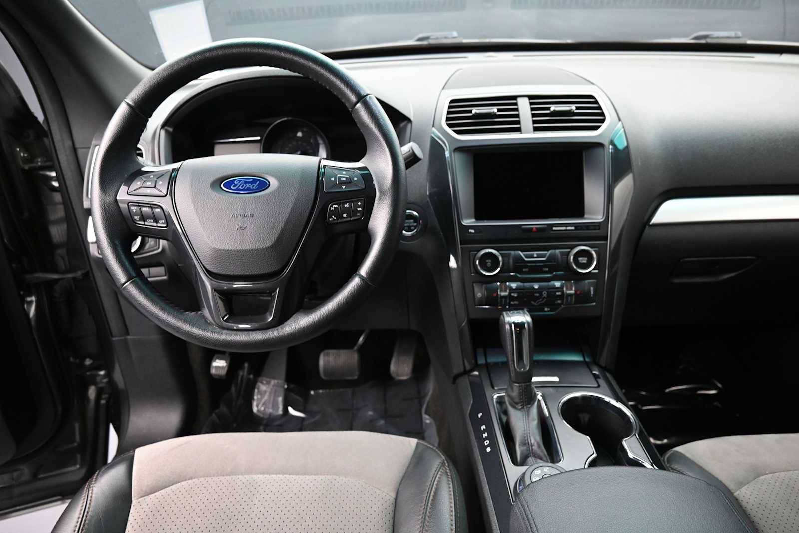 Used 2017 Ford Explorer XLT w/ Equipment Group 202A AWD/4WD image 14