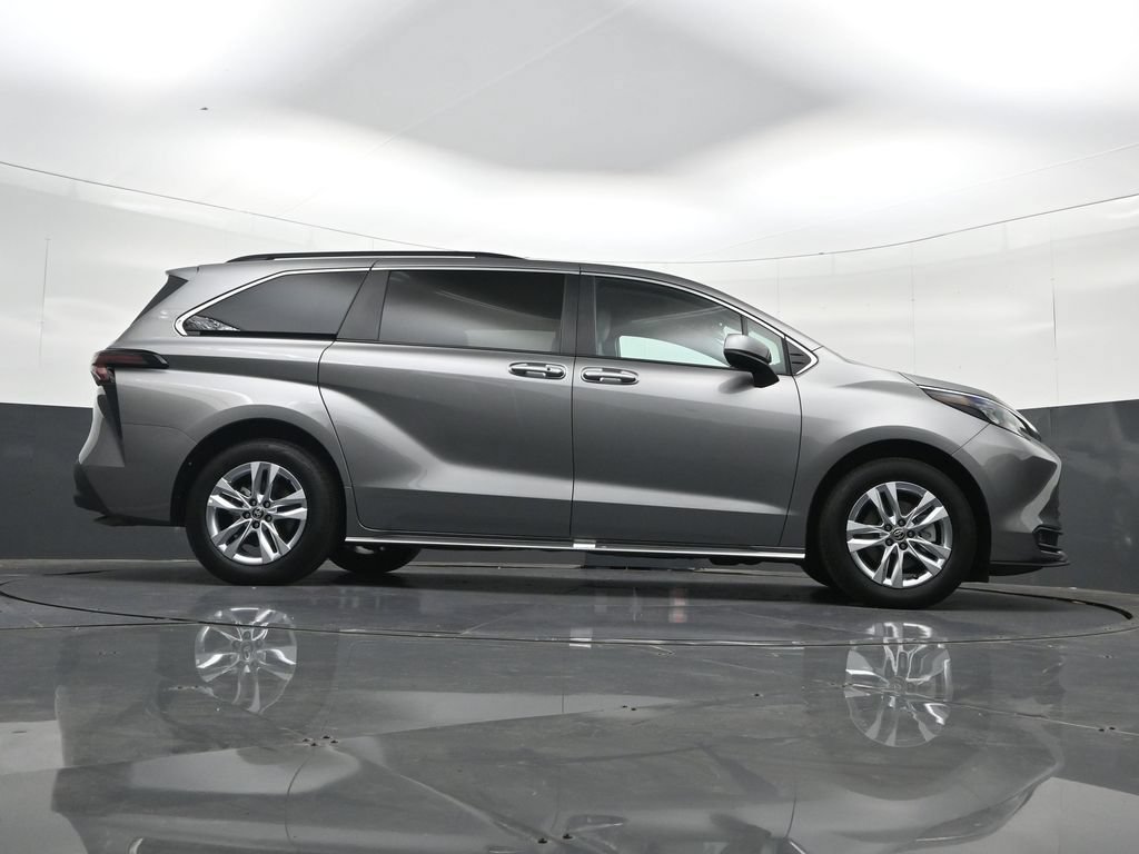 Used 2026 Toyota Sienna XLE FWD image 41