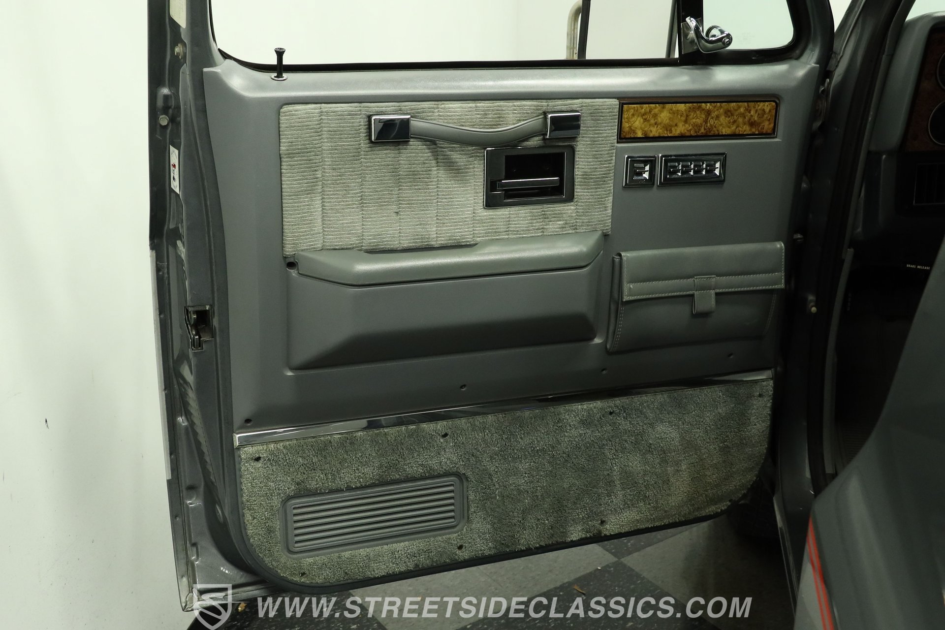 Used 1990 Chevrolet Suburban 2500 RWD image 35