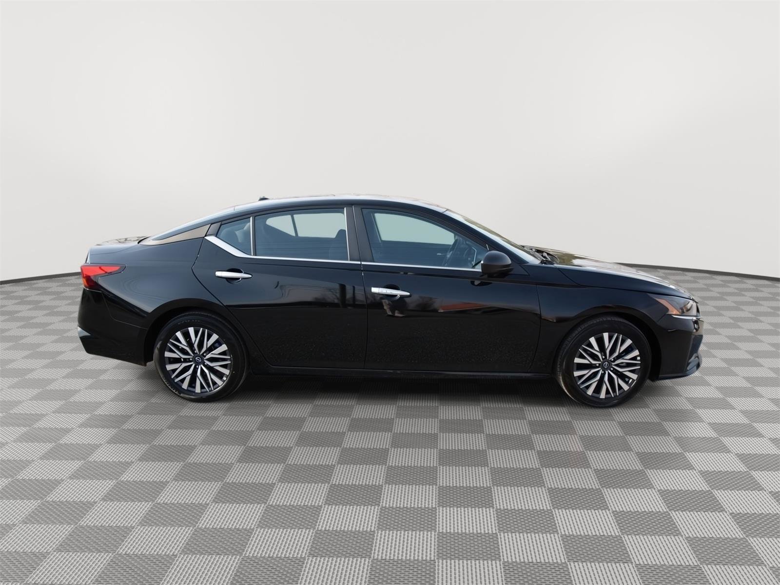 Used 2025 Nissan Altima 2.5 SV image 4
