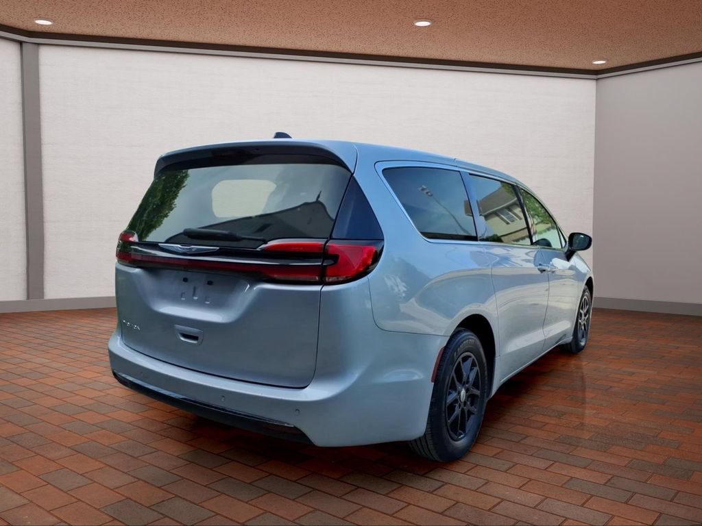 Used 2023 Chrysler Pacifica Touring-L FWD image 5