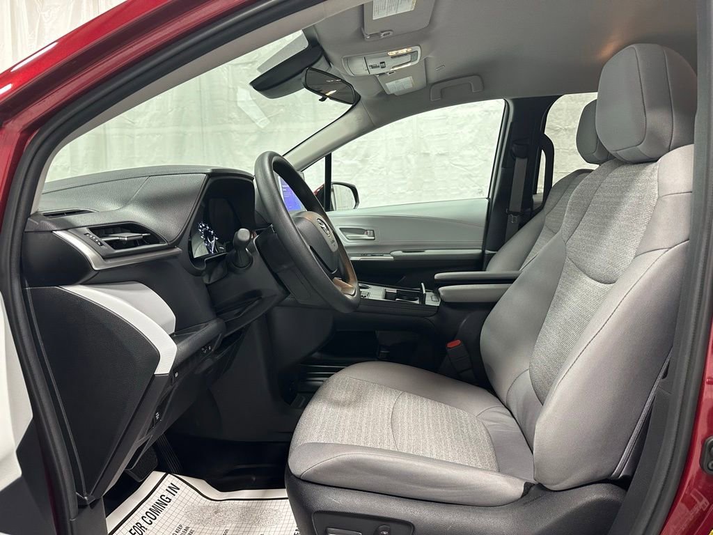 Used 2025 Toyota Sienna LE image 13