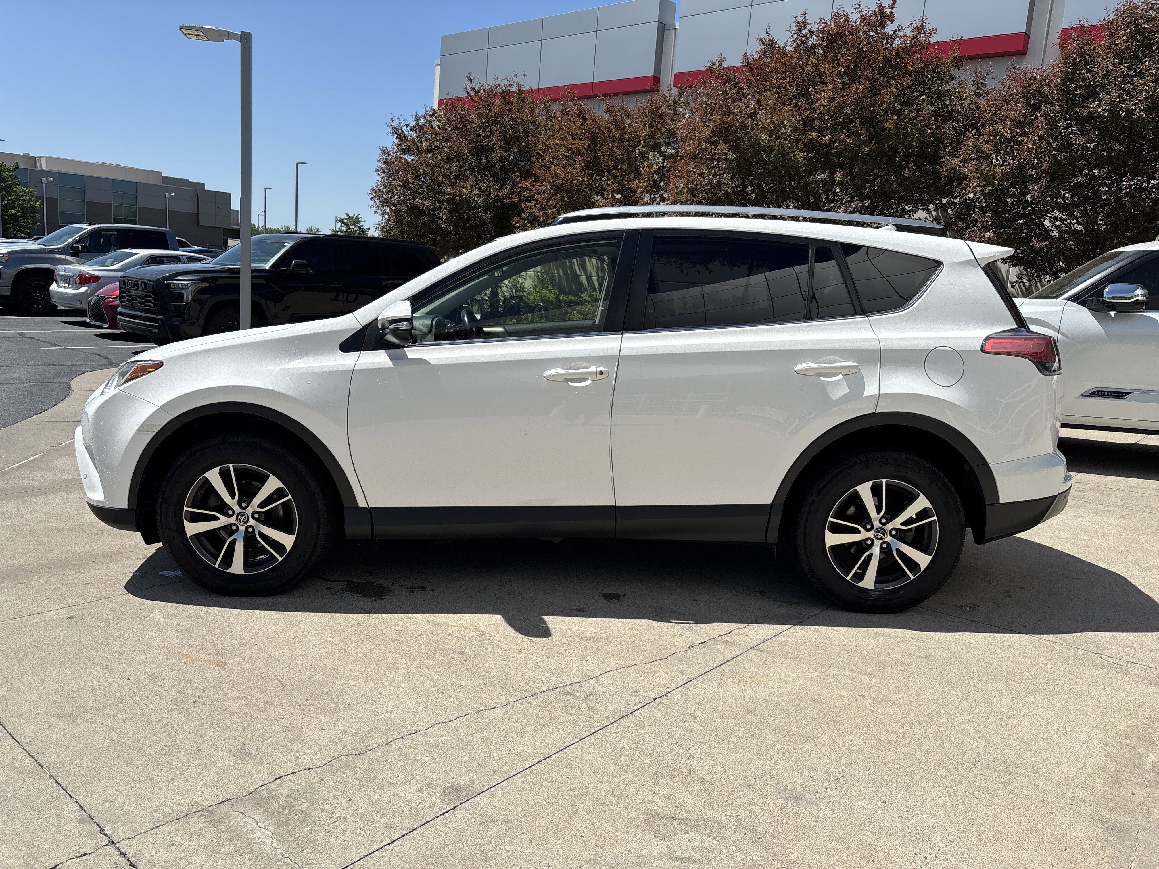 Used 2017 Toyota RAV4 XLE AWD/4WD image 9