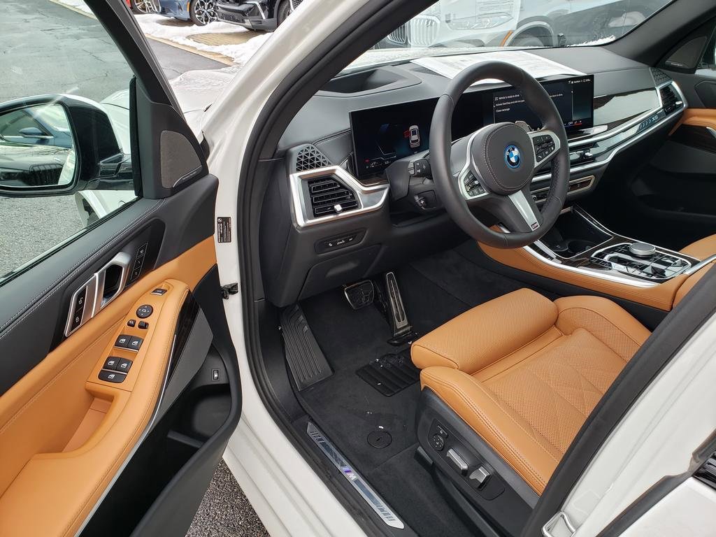 Used 2025 BMW X5 xDrive50e w/ M Sport Package image 9