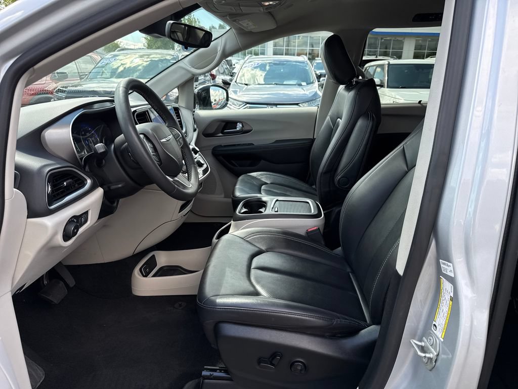 Used 2024 Chrysler Pacifica Touring-L FWD image 16