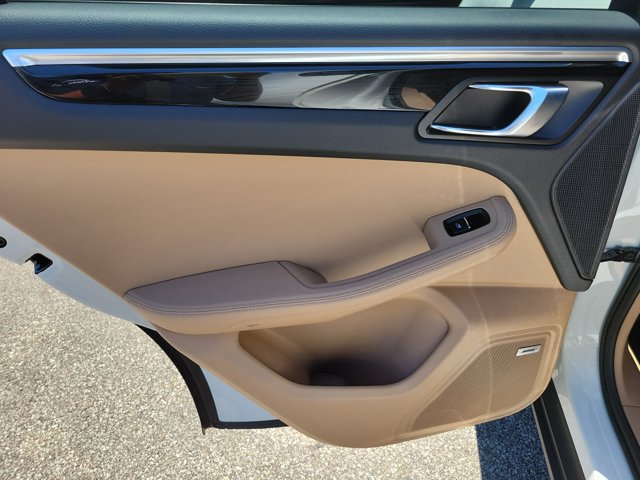 Certified 2020 Porsche Macan AWD/4WD image 24