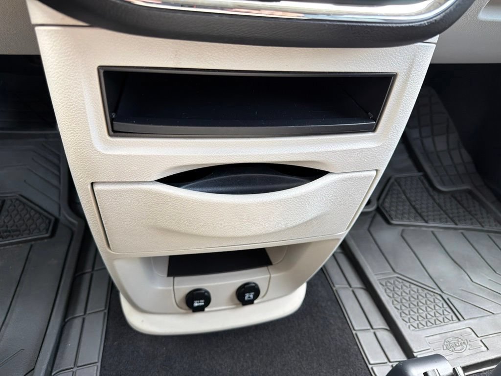 Used 2014 Chrysler Town & Country Touring FWD image 20