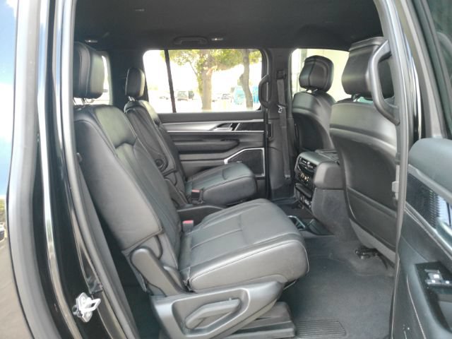 Used 2025 Jeep Wagoneer L Series II AWD/4WD image 26