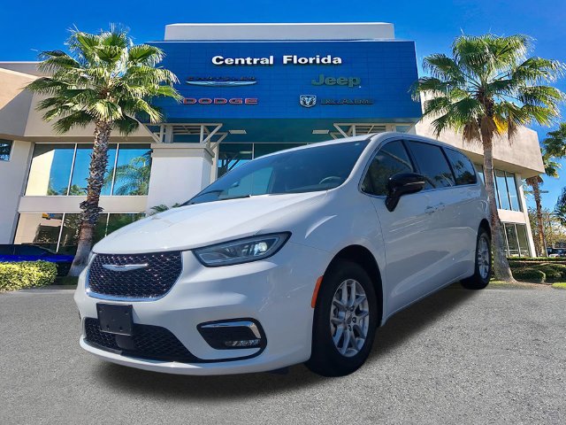 Certified 2025 Chrysler Pacifica Select FWD image 9