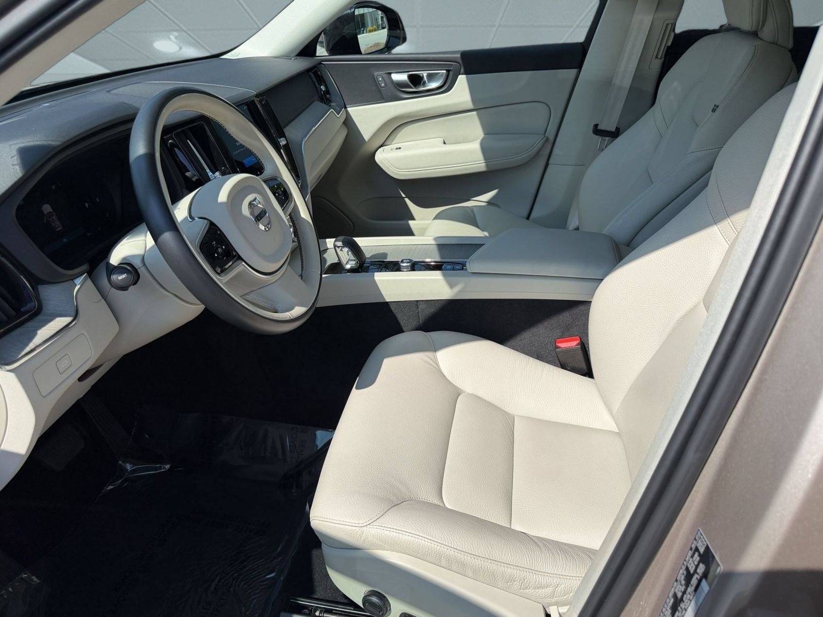 Used 2024 Volvo XC60 B5 Plus AWD/4WD image 5