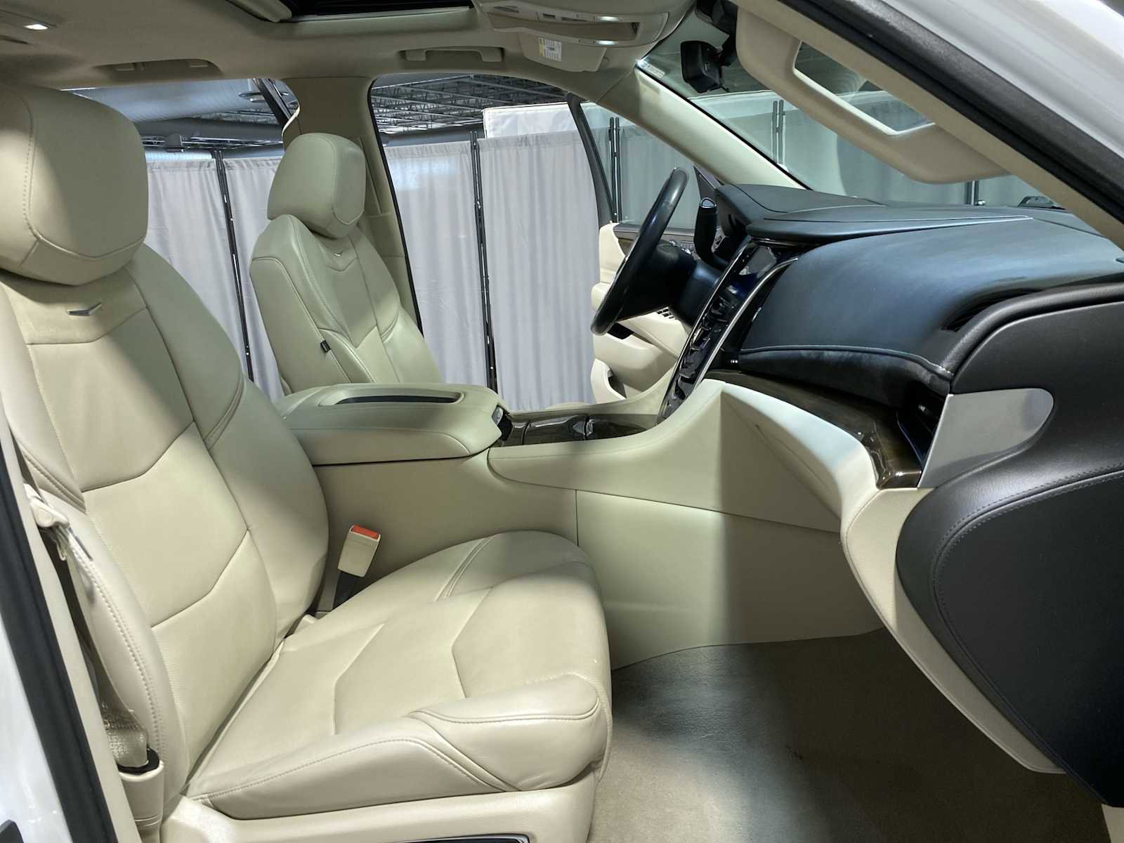 Used 2020 Cadillac Escalade Luxury AWD/4WD image 14