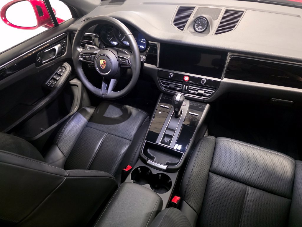 Certified 2024 Porsche Macan AWD/4WD image 18