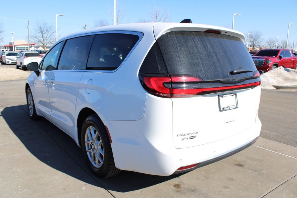 Used 2023 Chrysler Pacifica Touring-L image 5