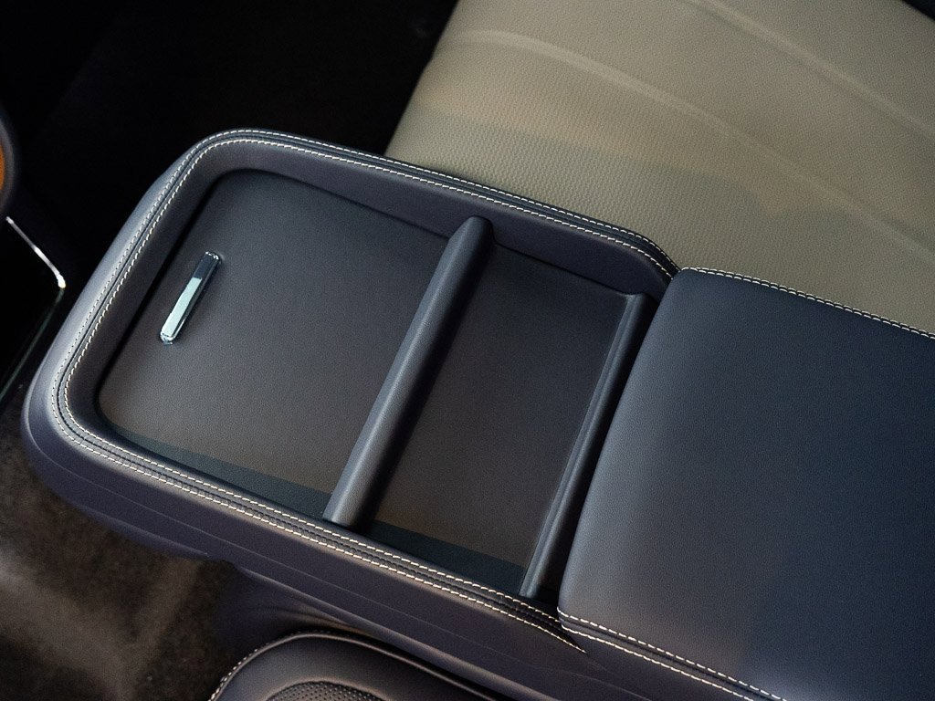 Used 2025 Bentley Bentayga image 26